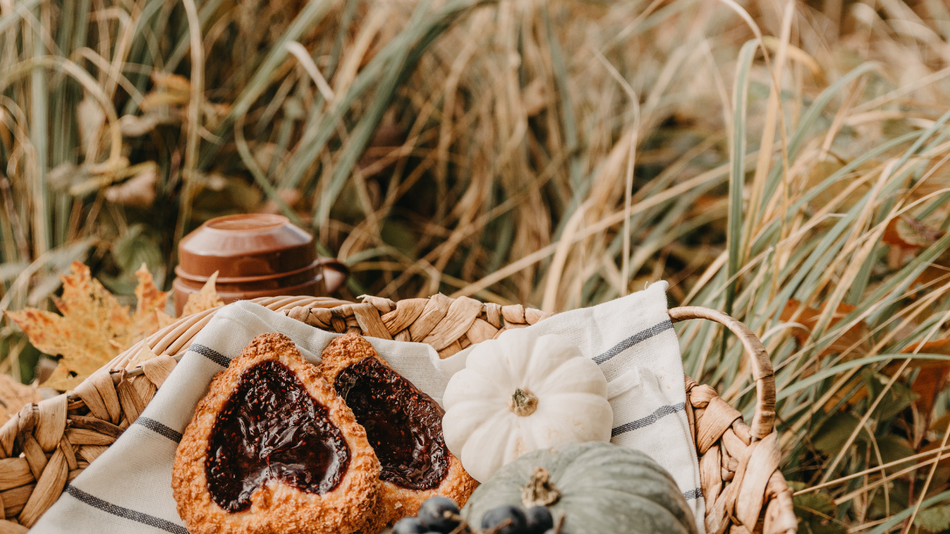 Black Berries on Brown Wooden Tray. Wallpaper in 1366x768 Resolution