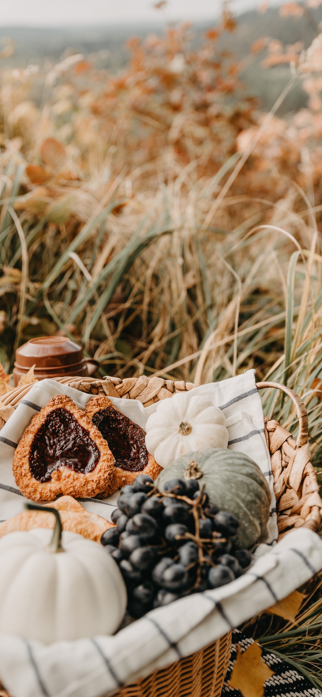 Schwarze Beeren Auf Braunem Holztablett. Wallpaper in 1125x2436 Resolution