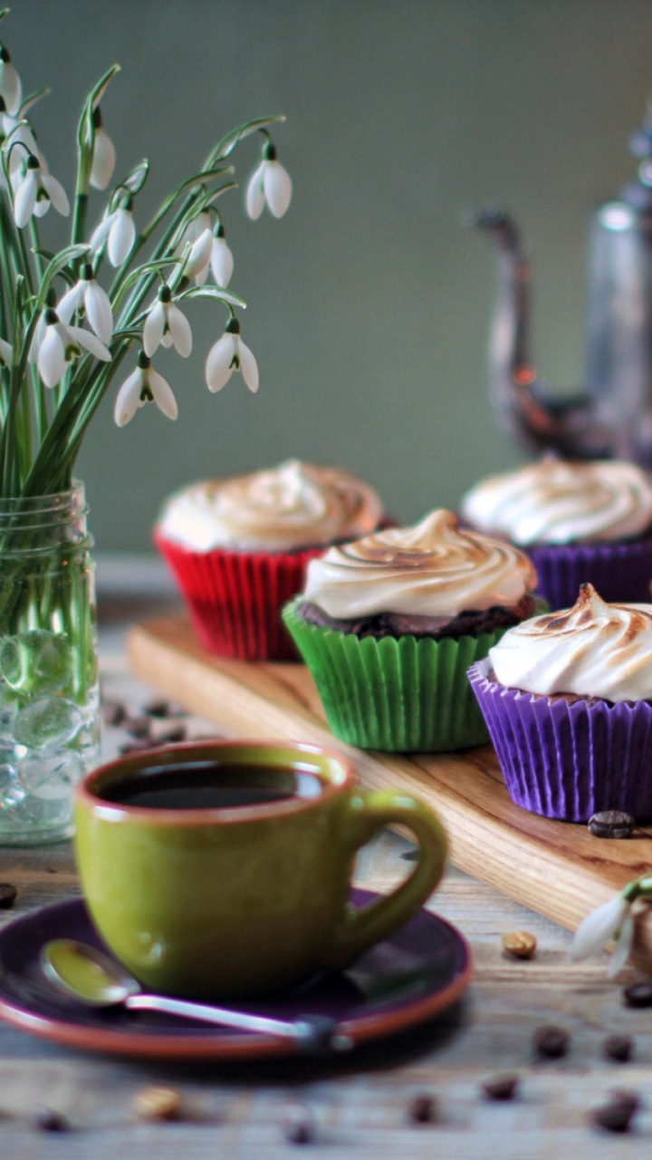 Cupcakes en Bandeja de Madera Marrón. Wallpaper in 720x1280 Resolution