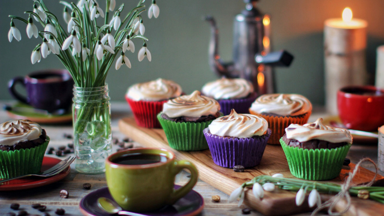 Cupcakes Auf Braunem Holztablett. Wallpaper in 1280x720 Resolution