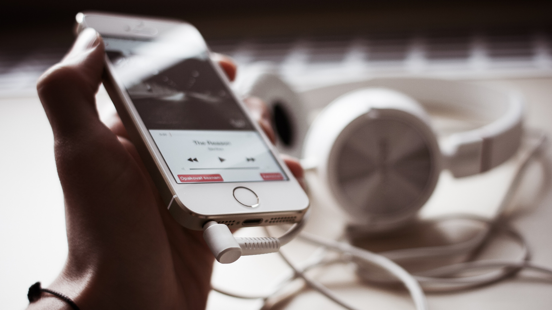 Person Mit Silbernem IPhone 6. Wallpaper in 1920x1080 Resolution