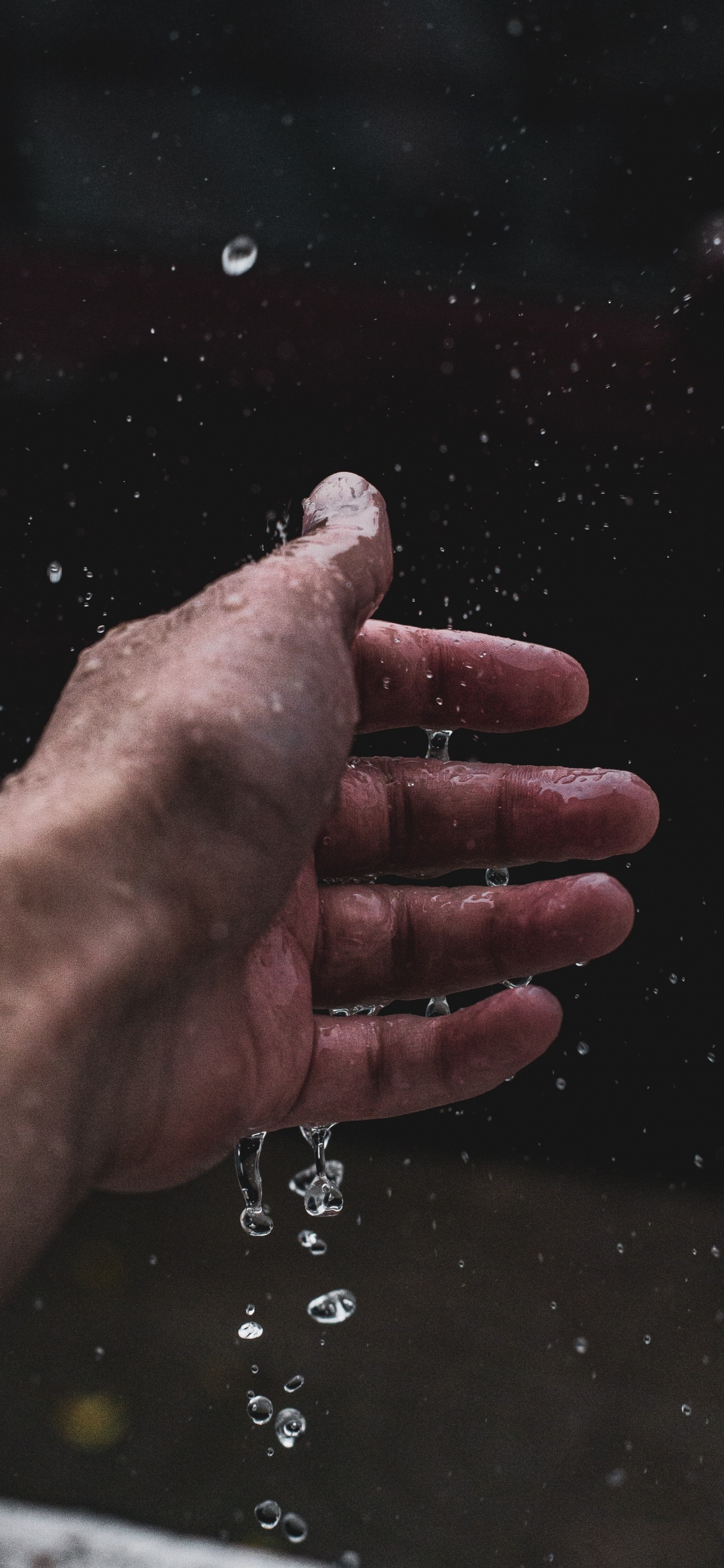 Personen Linke Hand Mit Silberring. Wallpaper in 1125x2436 Resolution