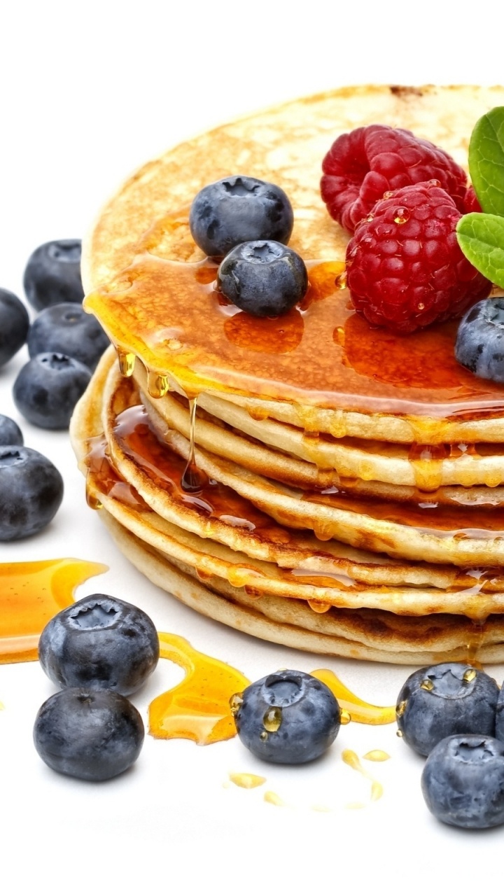 Pfannkuchen Mit Beeren Und Beeren Auf Weißer Keramikplatte. Wallpaper in 720x1280 Resolution