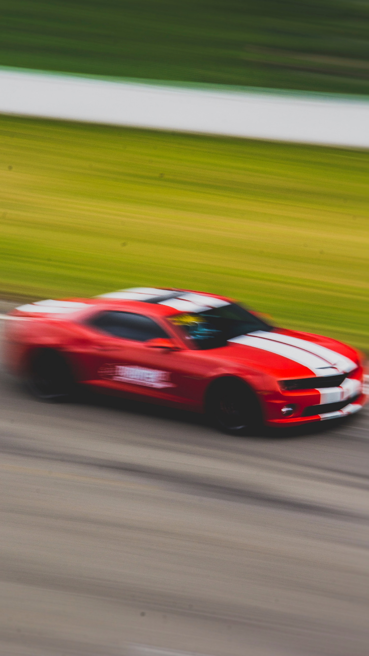 Roter Ferrari 458 Italia Unterwegs. Wallpaper in 750x1334 Resolution