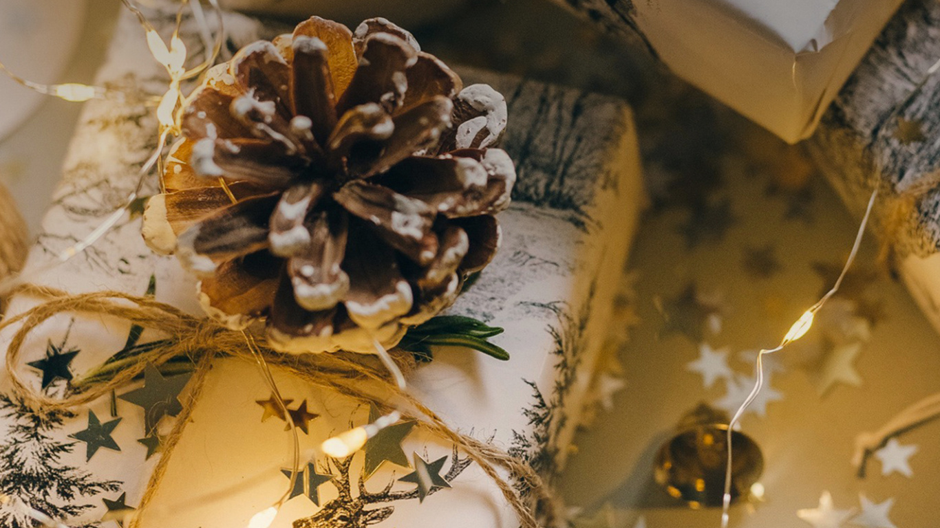 Cadeau de Noël, Cadeau, Emballage Cadeau, Idées de Cadeaux de Noël, Carte de Voeux. Wallpaper in 1366x768 Resolution