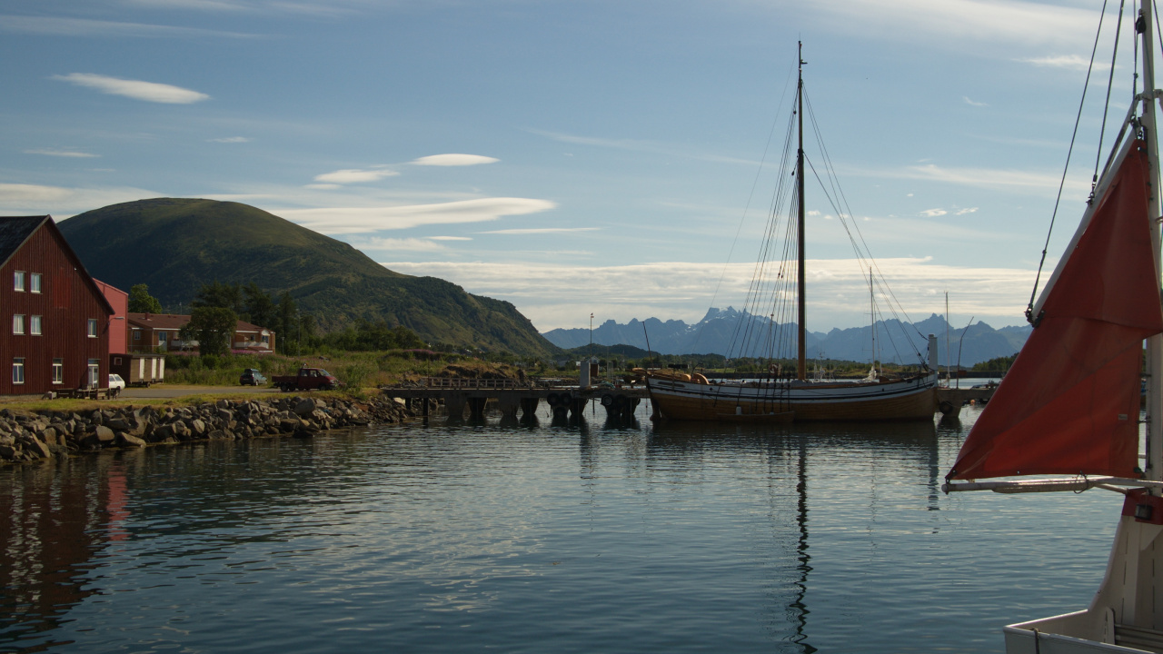 Bateau Blanc et Bleu Sur L'eau Près de la Montagne Verte Pendant la Journée. Wallpaper in 1280x720 Resolution