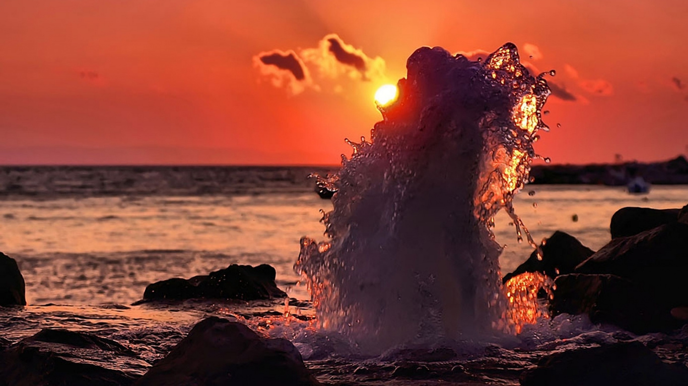 Silueta de Persona de Pie Sobre Una Roca Cerca Del Cuerpo de Agua Durante la Puesta de Sol. Wallpaper in 1366x768 Resolution