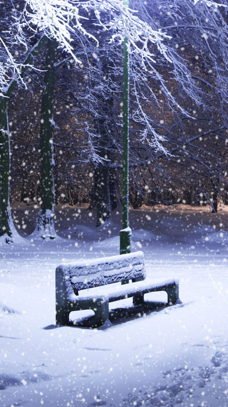 Braune Holzbank Auf Schneebedecktem Boden. Wallpaper in 750x1334 Resolution