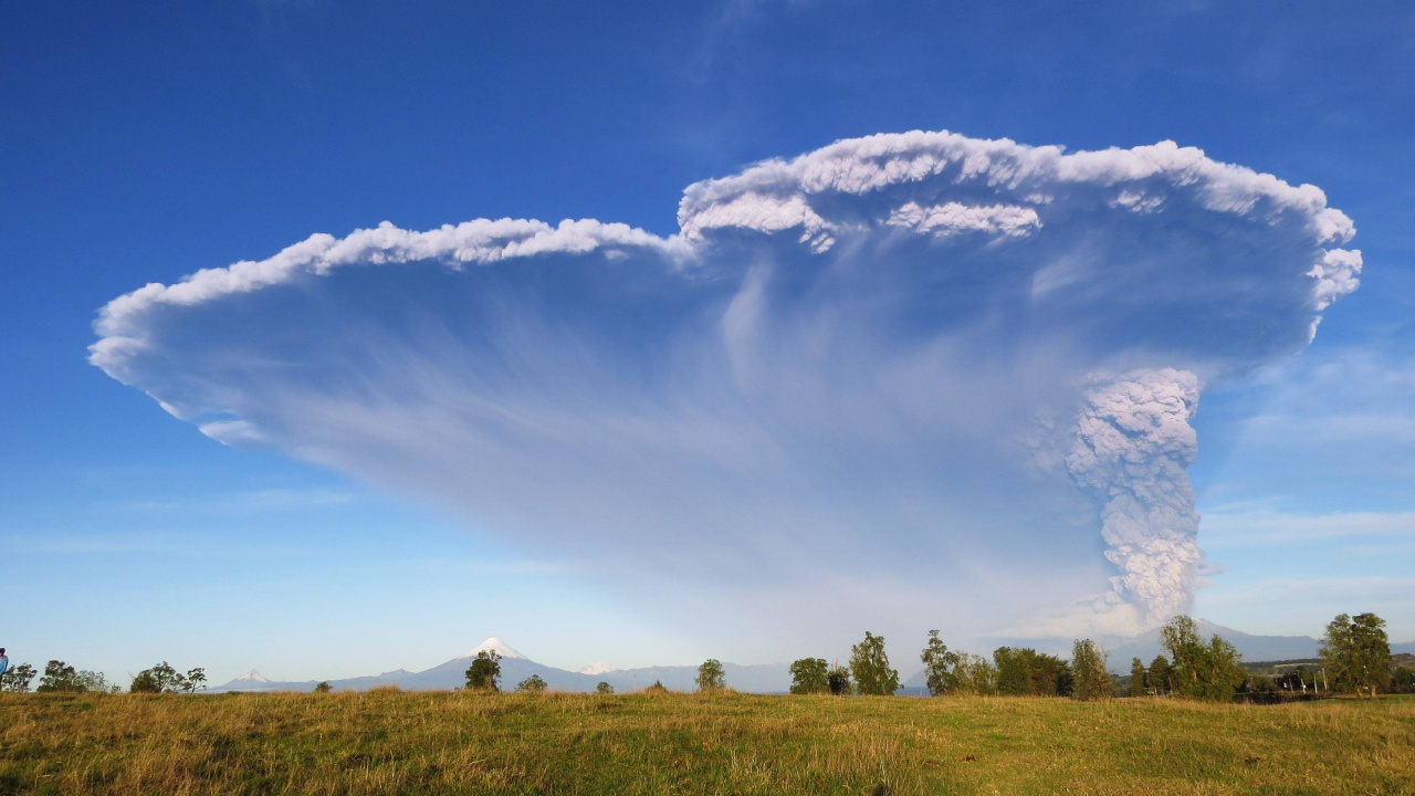 Green Grass Field Under Blue Sky and White Clouds During Daytime. Wallpaper in 1280x720 Resolution