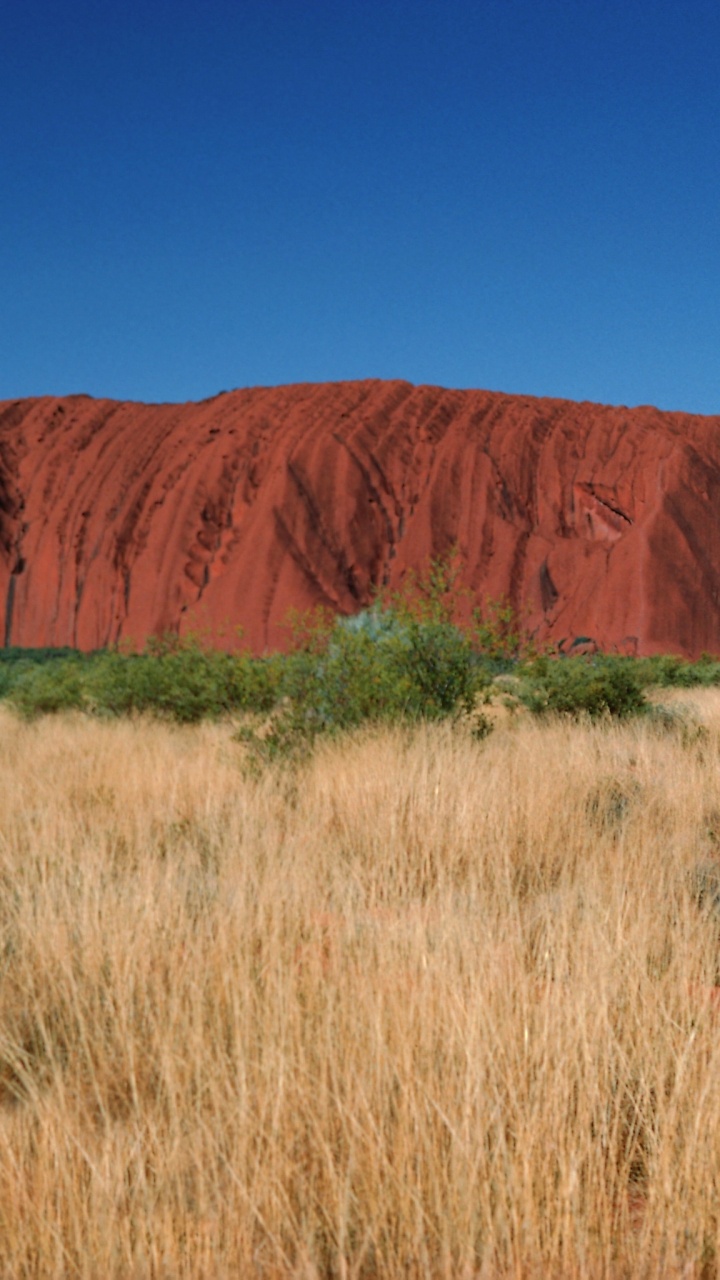 Brauner Berg Unter Blauem Himmel Tagsüber. Wallpaper in 720x1280 Resolution