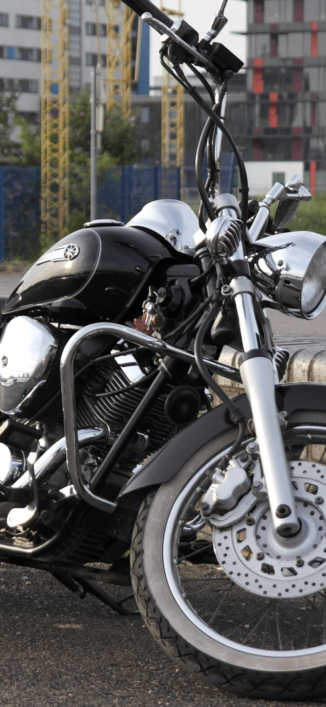 Moto Cruiser Noir et Argent Sur Route Pendant la Journée. Wallpaper in 1125x2436 Resolution