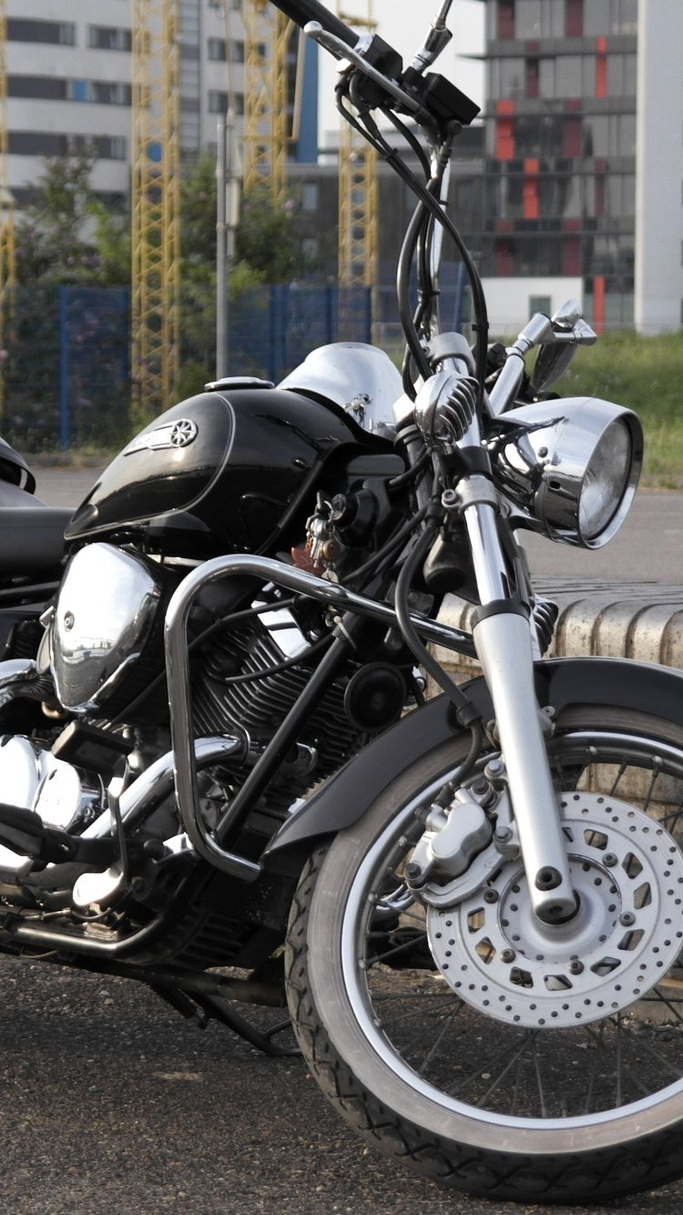 Moto Cruiser Noir et Argent Sur Route Pendant la Journée. Wallpaper in 750x1334 Resolution