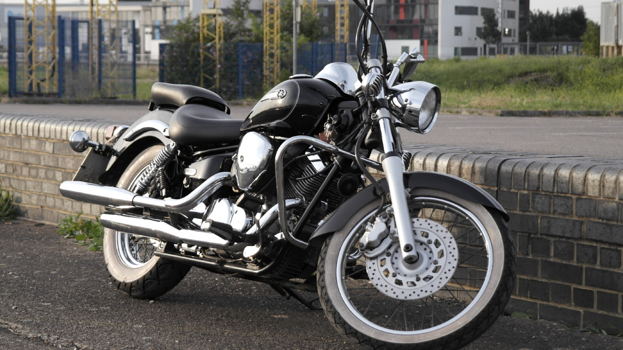 Motocicleta Cruiser Negra y Plateada en la Carretera Durante el Día. Wallpaper in 1280x720 Resolution