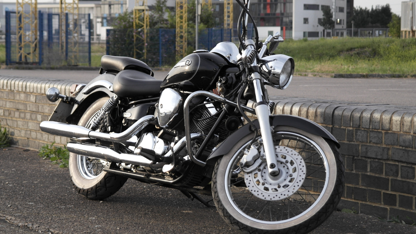 Motocicleta Cruiser Negra y Plateada en la Carretera Durante el Día. Wallpaper in 1366x768 Resolution