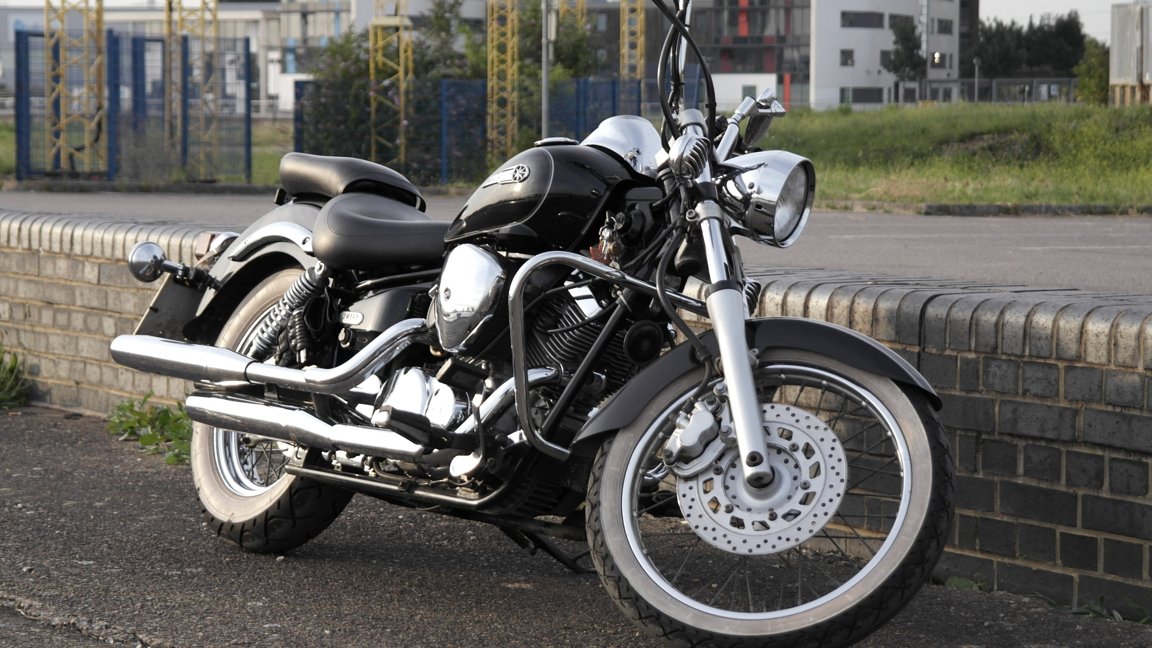 Motocicleta Cruiser Negra y Plateada en la Carretera Durante el Día. Wallpaper in 3840x2160 Resolution