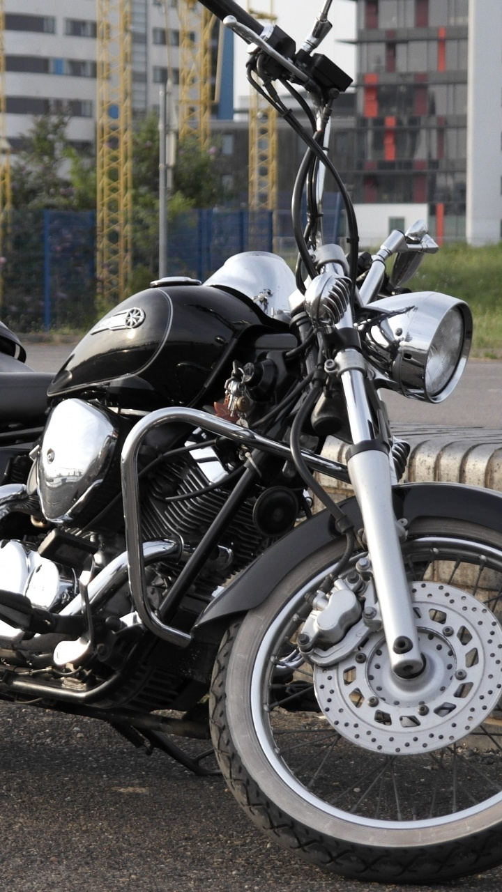 Motocicleta Cruiser Negra y Plateada en la Carretera Durante el Día. Wallpaper in 720x1280 Resolution