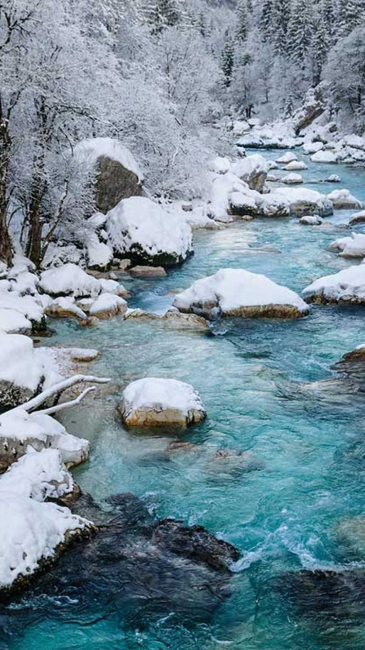 Formation Rocheuse Grise Sur Plan D'eau. Wallpaper in 750x1334 Resolution