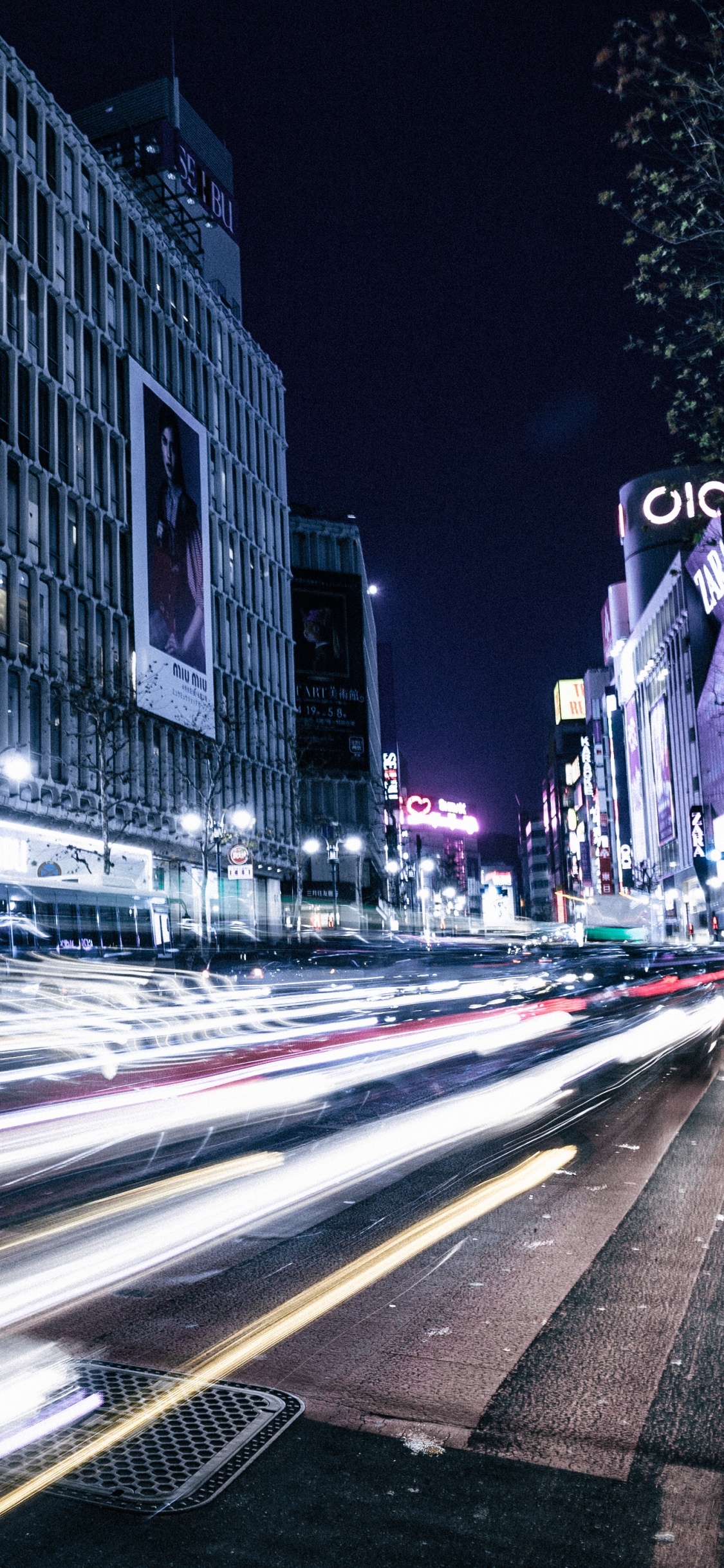 Zeitraffer-Fotografie Der Stadtstraße Während Der Nachtzeit. Wallpaper in 1125x2436 Resolution