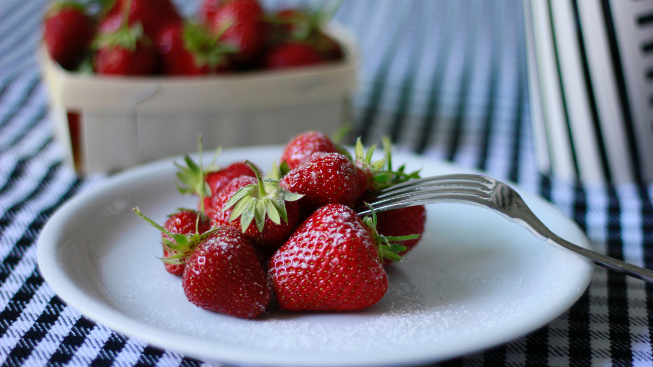 Red Strawberries on White and Blue Ceramic Plate. Wallpaper in 1280x720 Resolution