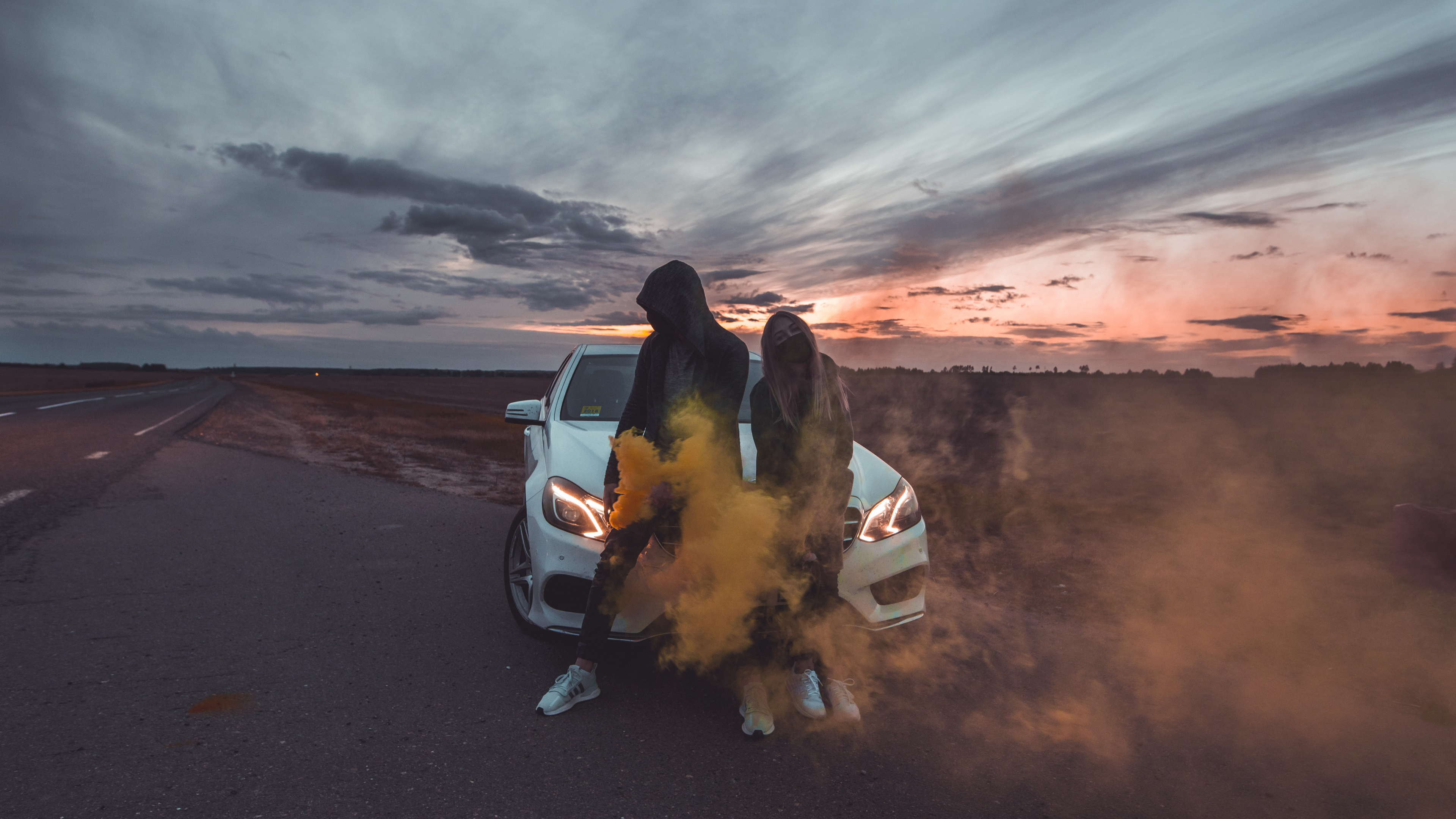 Coche Blanco Sobre Arena Gris Durante la Puesta de Sol. Wallpaper in 3840x2160 Resolution