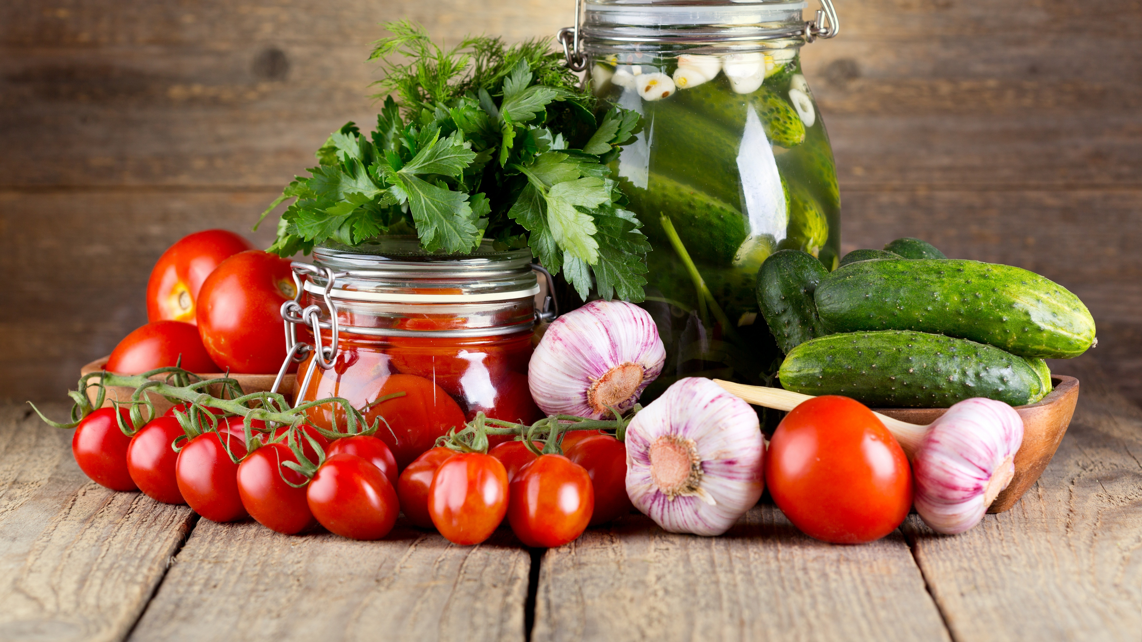 Tomates Rouges et Feuilles Vertes Dans un Bocal en Verre Transparent. Wallpaper in 3840x2160 Resolution