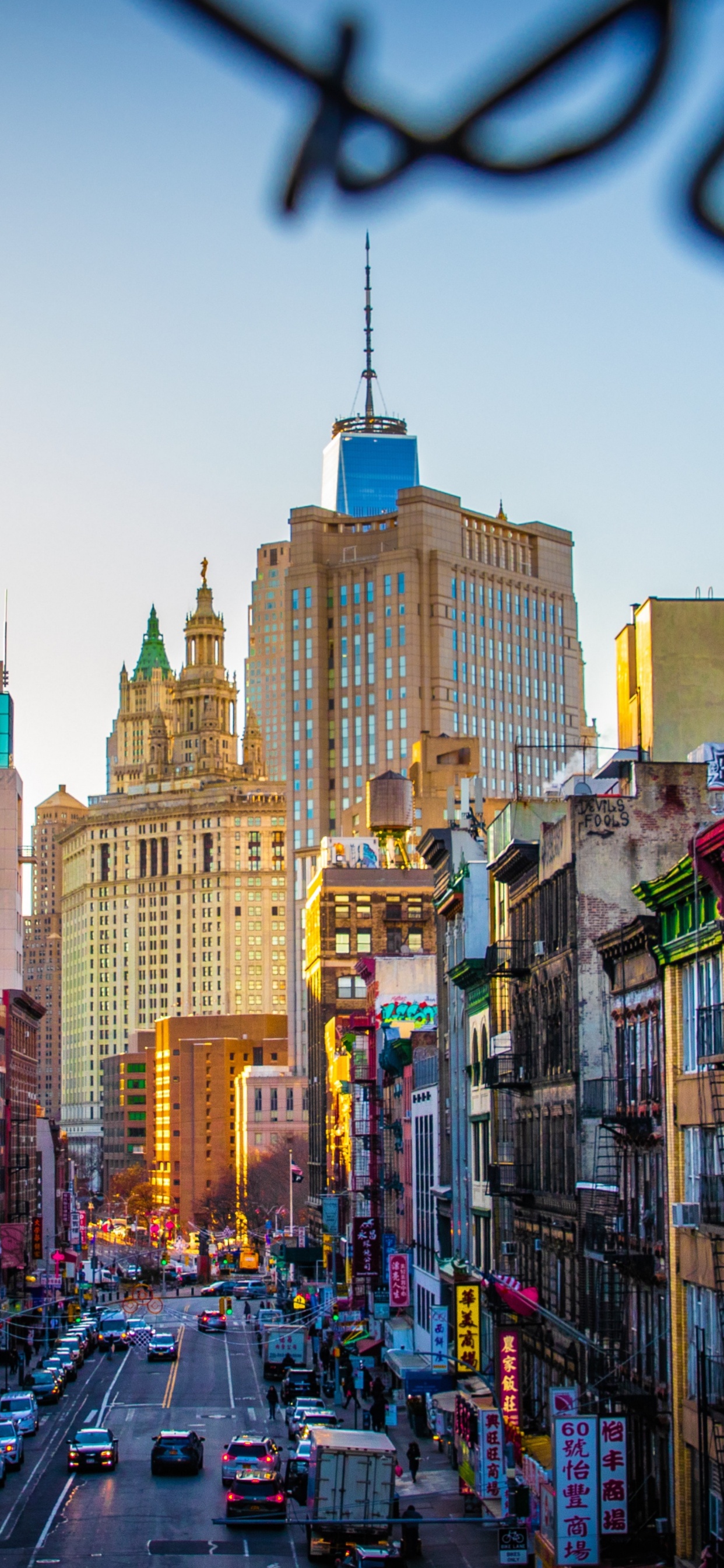 Coches en la Carretera Entre Edificios de Gran Altura Durante el Día. Wallpaper in 1242x2688 Resolution