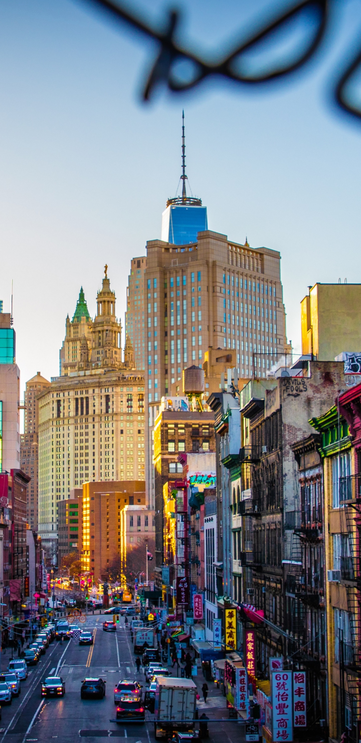 Coches en la Carretera Entre Edificios de Gran Altura Durante el Día. Wallpaper in 1440x2960 Resolution
