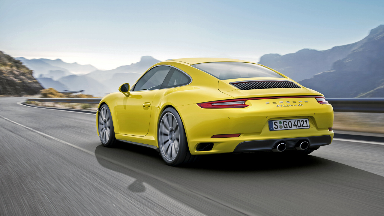Gelber Porsche 911 Tagsüber Unterwegs. Wallpaper in 1280x720 Resolution