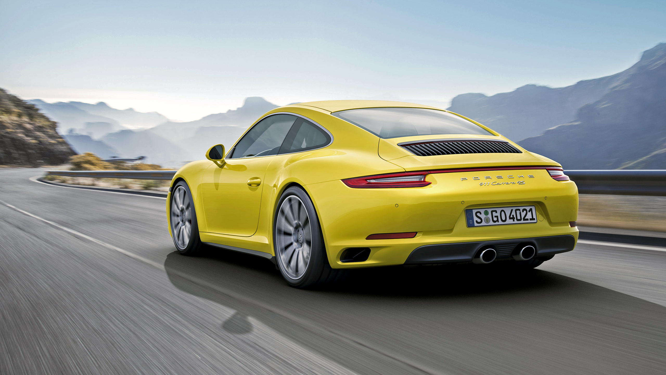 Gelber Porsche 911 Tagsüber Unterwegs. Wallpaper in 2560x1440 Resolution