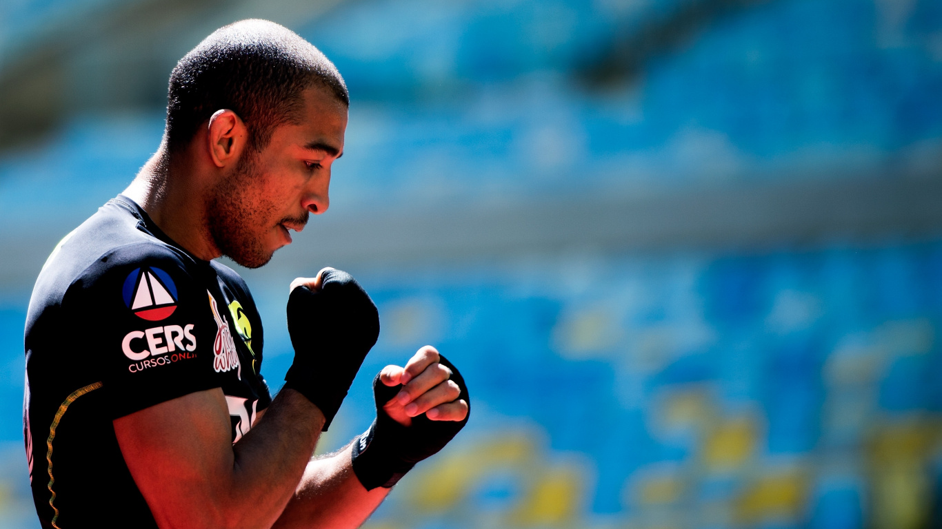 Homme en Chemise Jersey Noir et Rouge. Wallpaper in 1366x768 Resolution