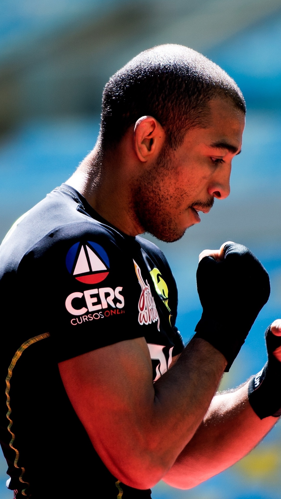 Mann im Schwarz-roten Jersey-Hemd. Wallpaper in 1080x1920 Resolution