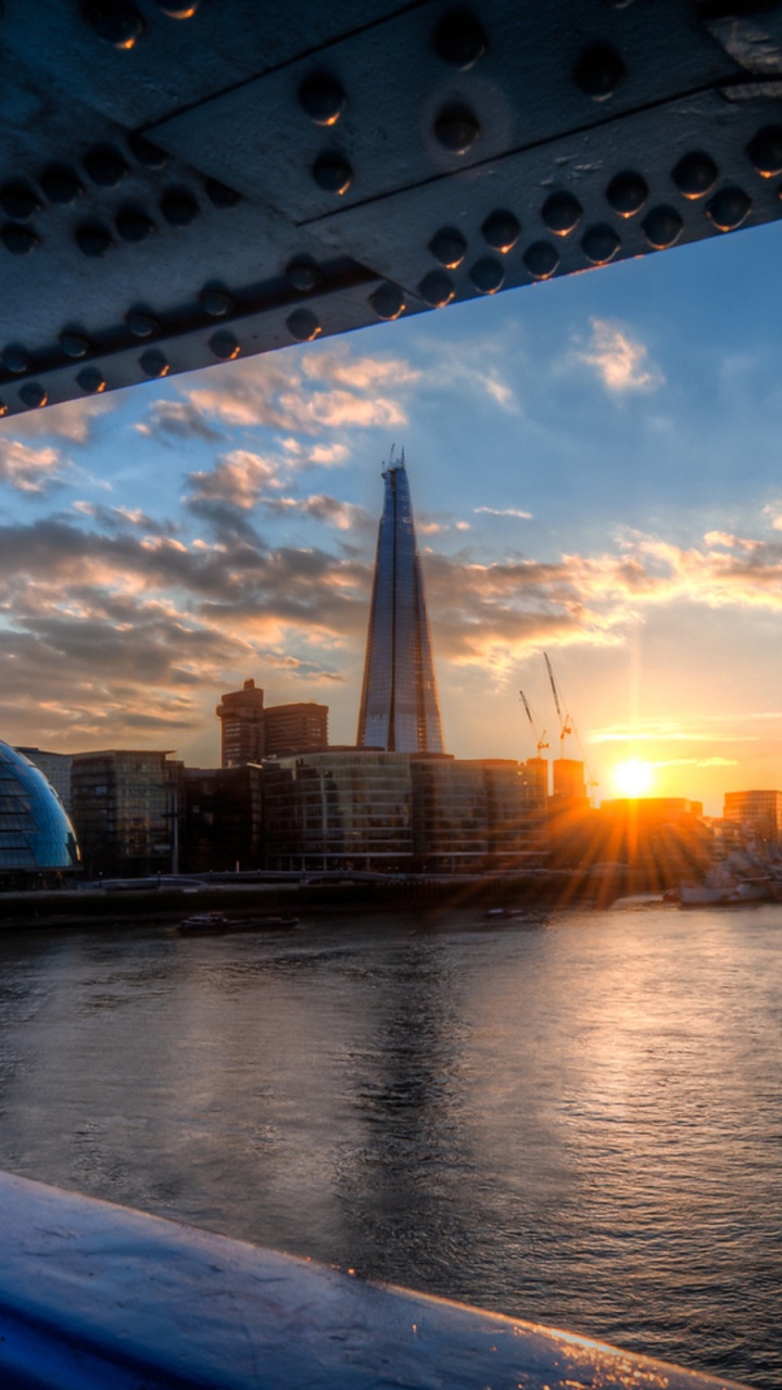 Gewässer in Der Nähe Von Stadtgebäuden Bei Sonnenuntergang. Wallpaper in 720x1280 Resolution