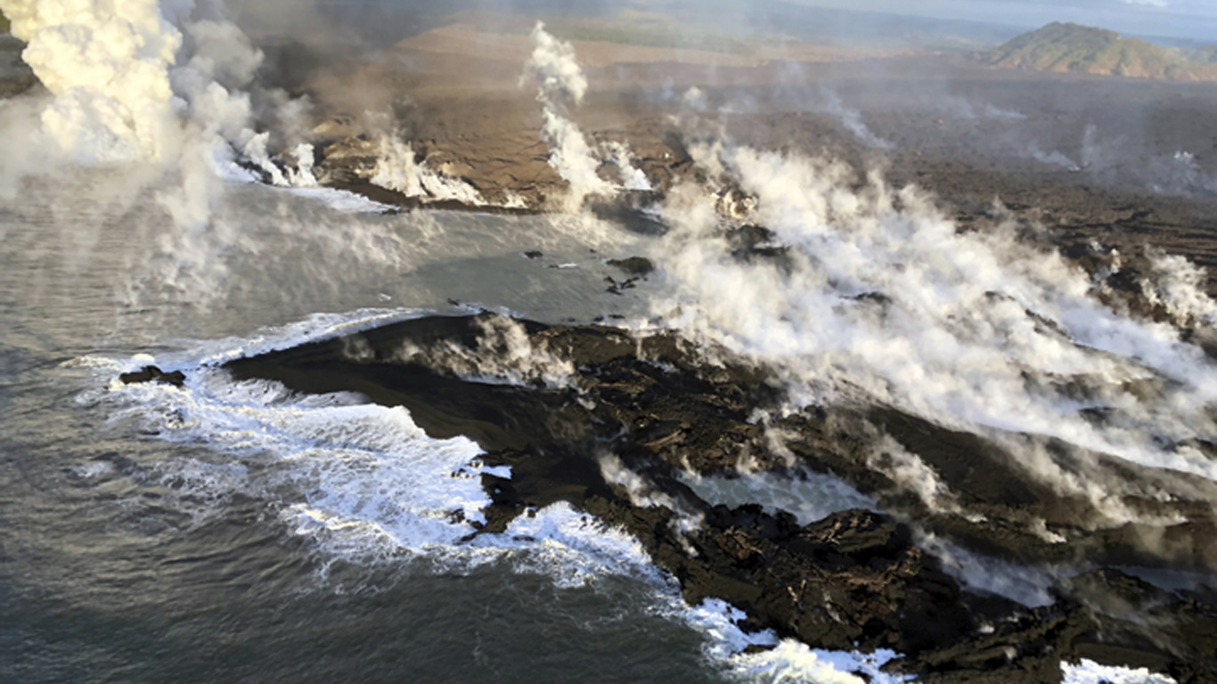 Ocean Waves Crashing on Rock Formation During Daytime. Wallpaper in 1366x768 Resolution