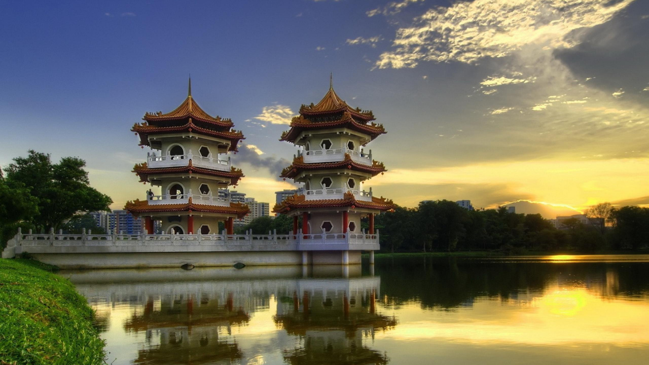 White and Brown Concrete Building Near Body of Water During Daytime. Wallpaper in 1280x720 Resolution