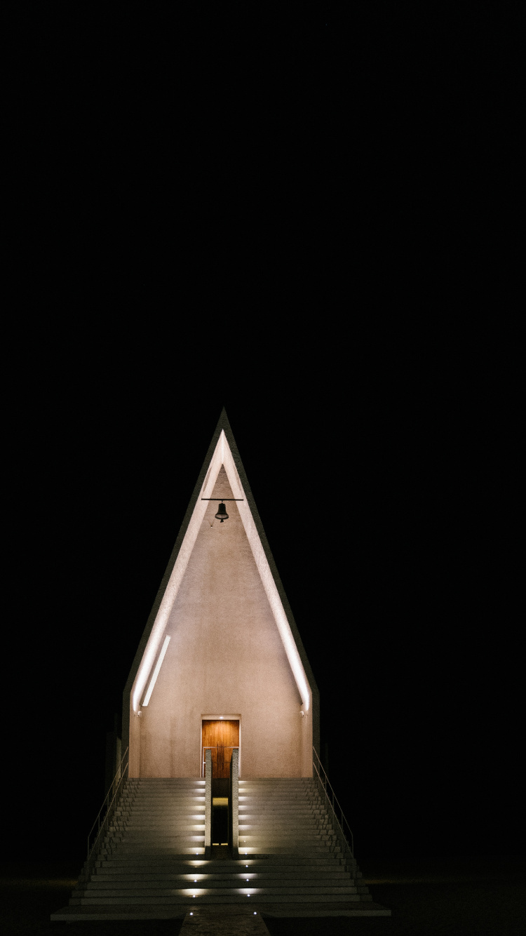 Braunes Holzkreuz Auf Schwarzem Hintergrund. Wallpaper in 750x1334 Resolution