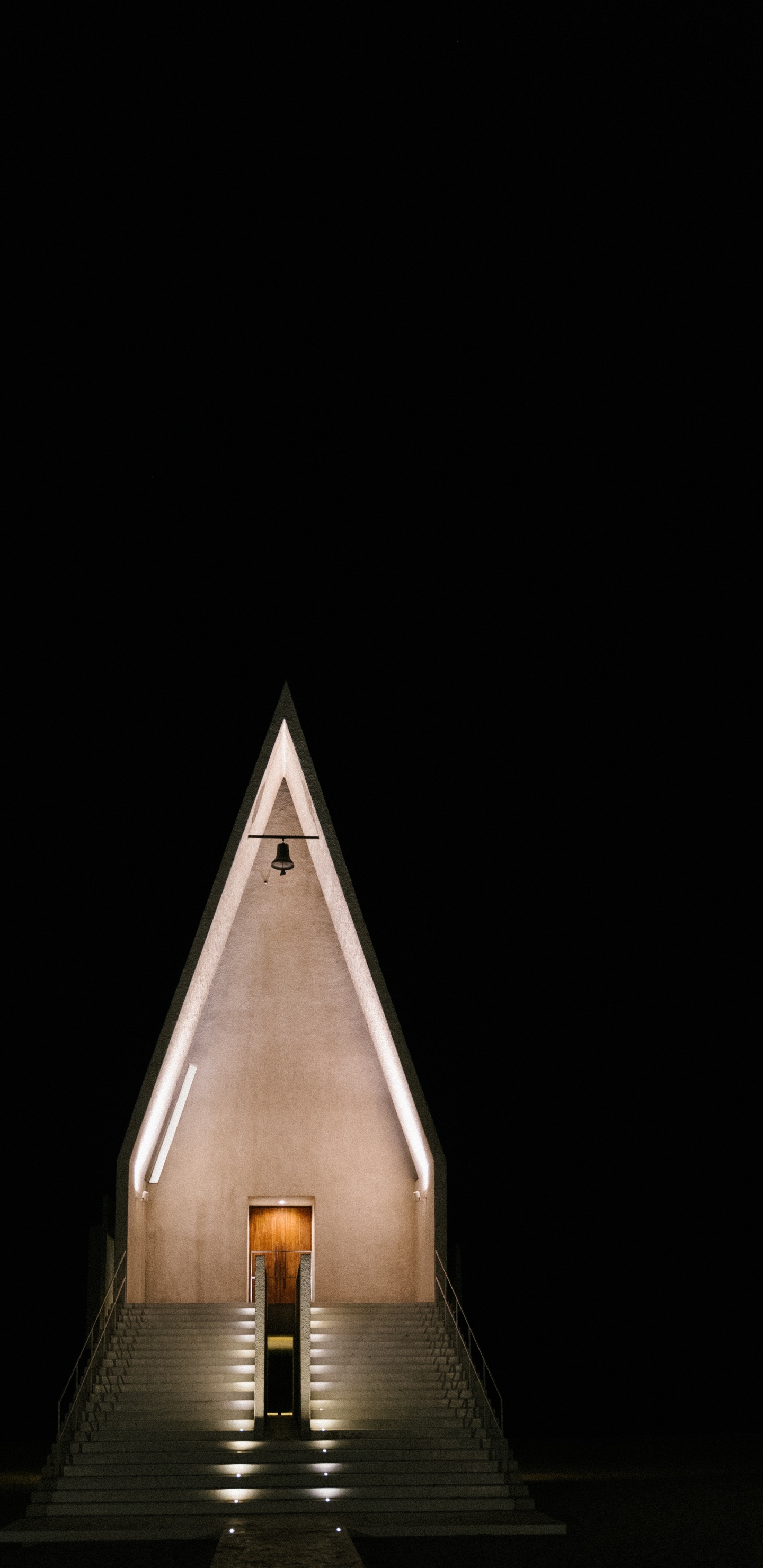 Croix en Bois Marron Sur Fond Noir. Wallpaper in 1440x2960 Resolution