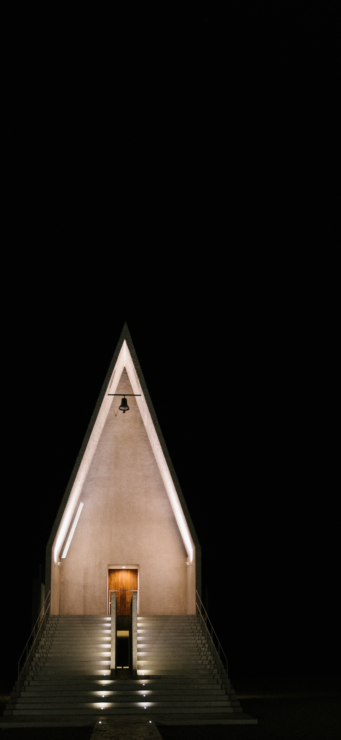 Cruz de Madera Marrón Sobre Fondo Negro. Wallpaper in 1125x2436 Resolution