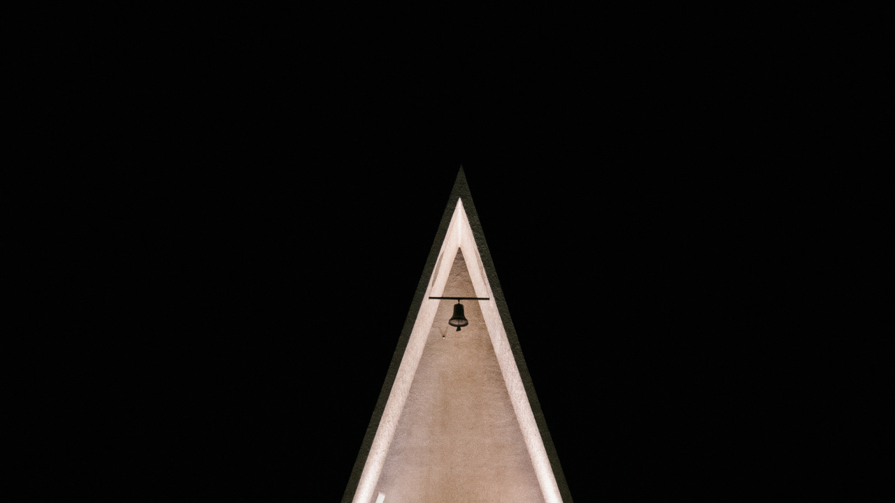 Cruz de Madera Marrón Sobre Fondo Negro. Wallpaper in 1280x720 Resolution