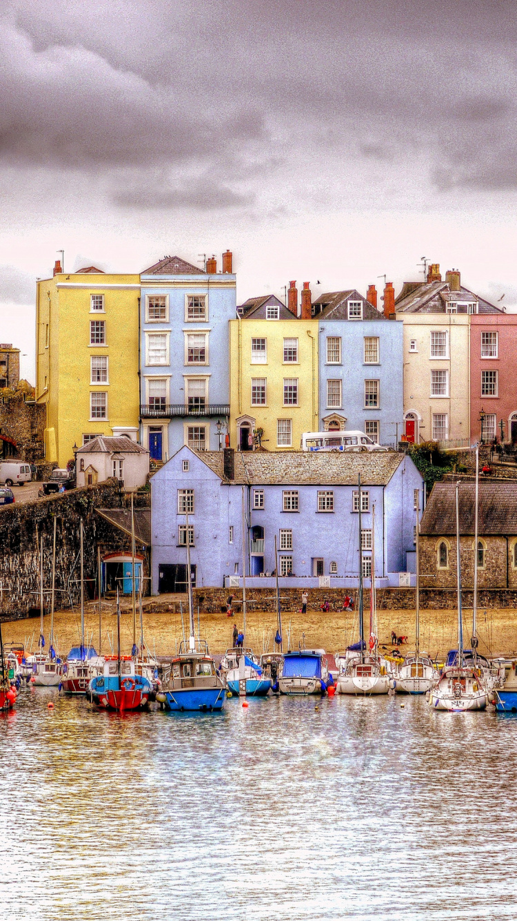 Leute, Die Tagsüber Auf Dem Boot Auf Dem Fluss in Der Nähe Von Gebäuden Fahren. Wallpaper in 750x1334 Resolution
