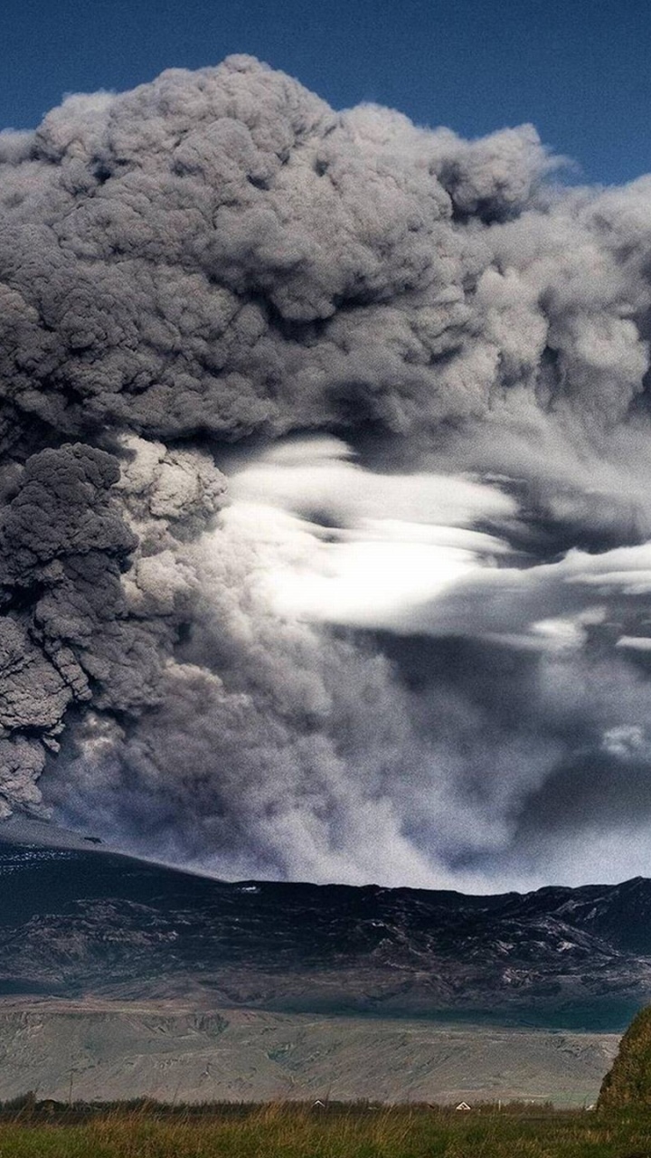 Maison Brune et Blanche Sur Terrain D'herbe Verte Sous Des Nuages Blancs et un Ciel Bleu Pendant la Journée. Wallpaper in 720x1280 Resolution