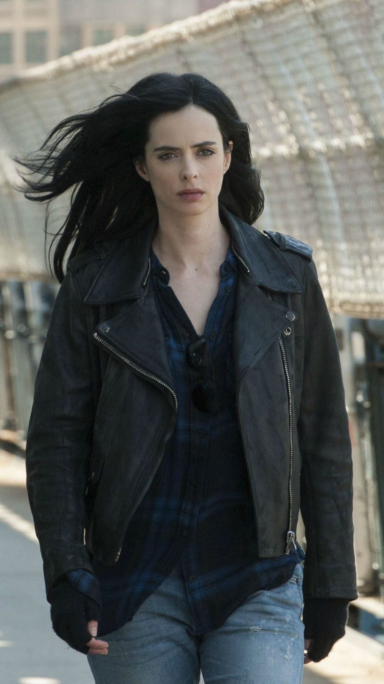 Frau in Schwarzer Lederjacke Und Blauer Jeans, Die Tagsüber Auf Dem Bürgersteig Steht On. Wallpaper in 750x1334 Resolution