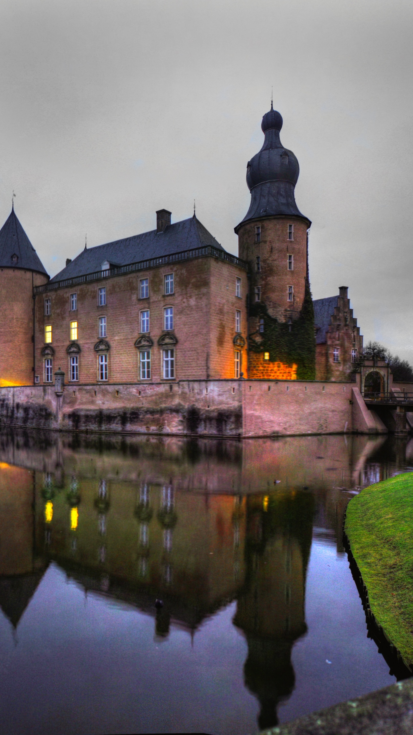 Bâtiment en Béton Brun Près D'un Plan D'eau Sous un Ciel Nuageux Pendant la Journée. Wallpaper in 1440x2560 Resolution