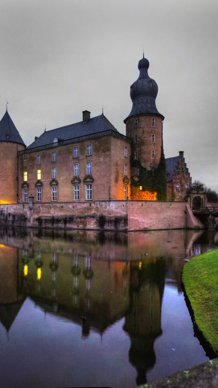 Bâtiment en Béton Brun Près D'un Plan D'eau Sous un Ciel Nuageux Pendant la Journée. Wallpaper in 720x1280 Resolution