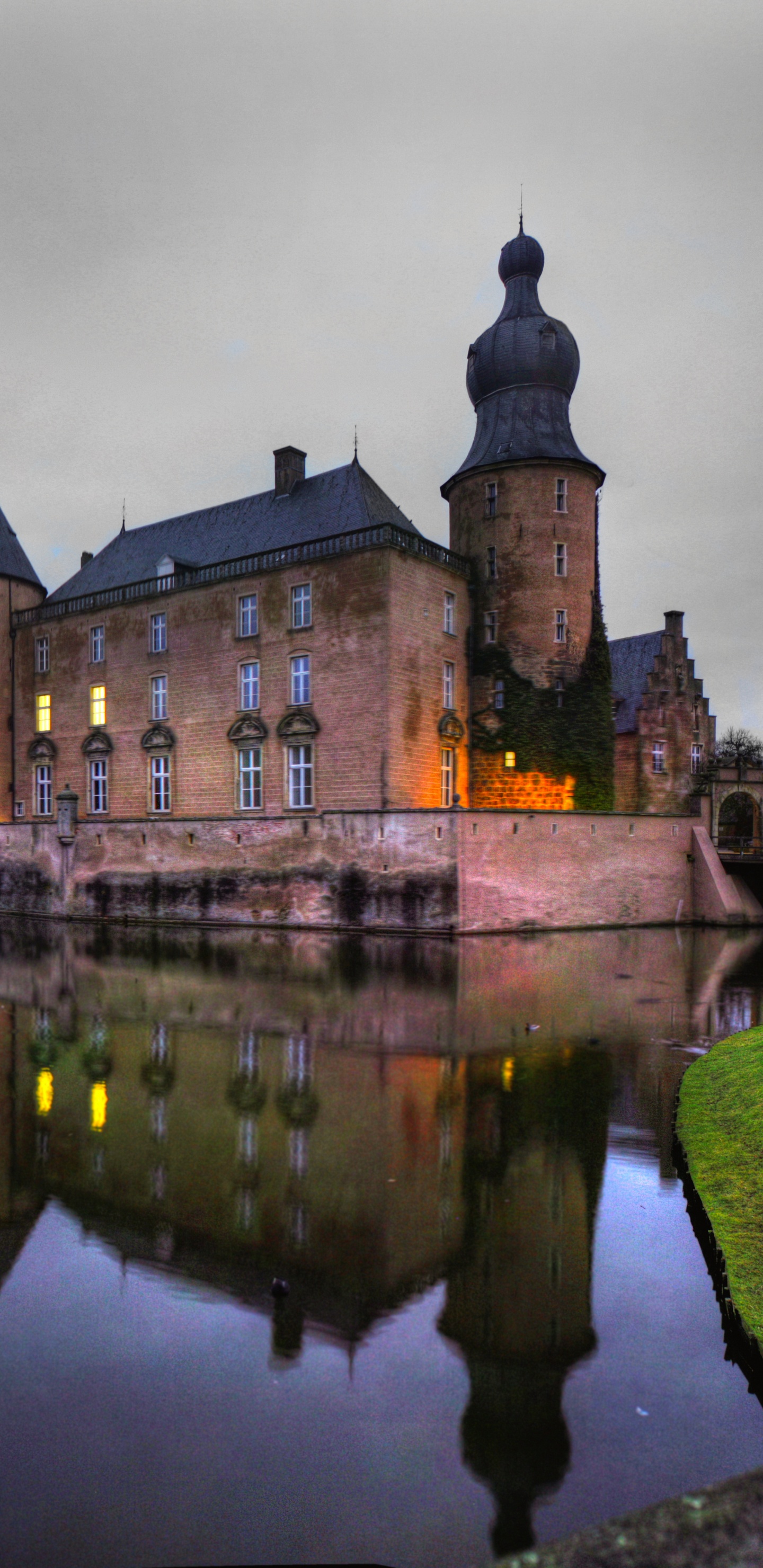 Braunes Betongebäude in Der Nähe Von Gewässern Unter Bewölktem Himmel Tagsüber. Wallpaper in 1440x2960 Resolution