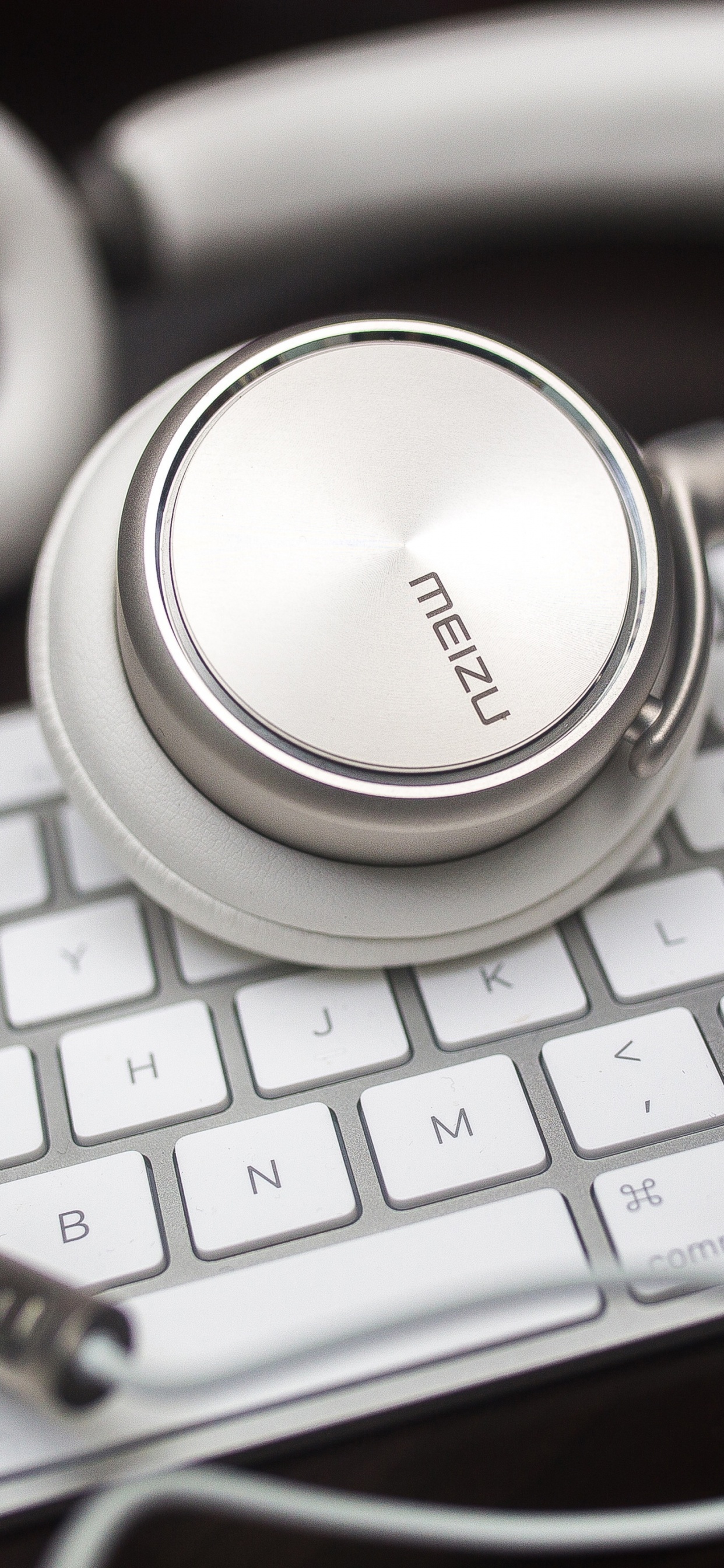 Microphone, Gadget, L'équipement Audio, Technologie, Dispositif Électronique. Wallpaper in 1242x2688 Resolution