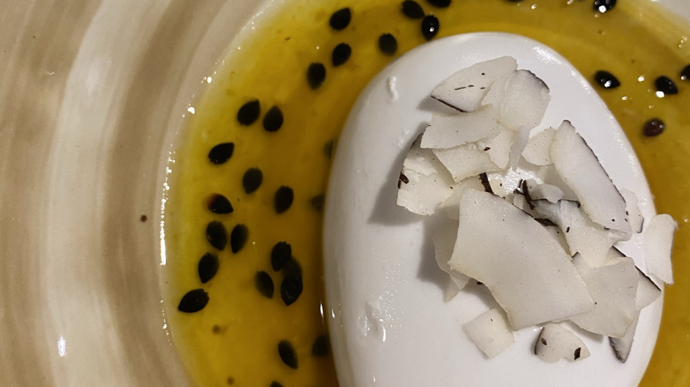 Fluid, Yellow, Liquid, Serveware, Dishware. Wallpaper in 1366x768 Resolution