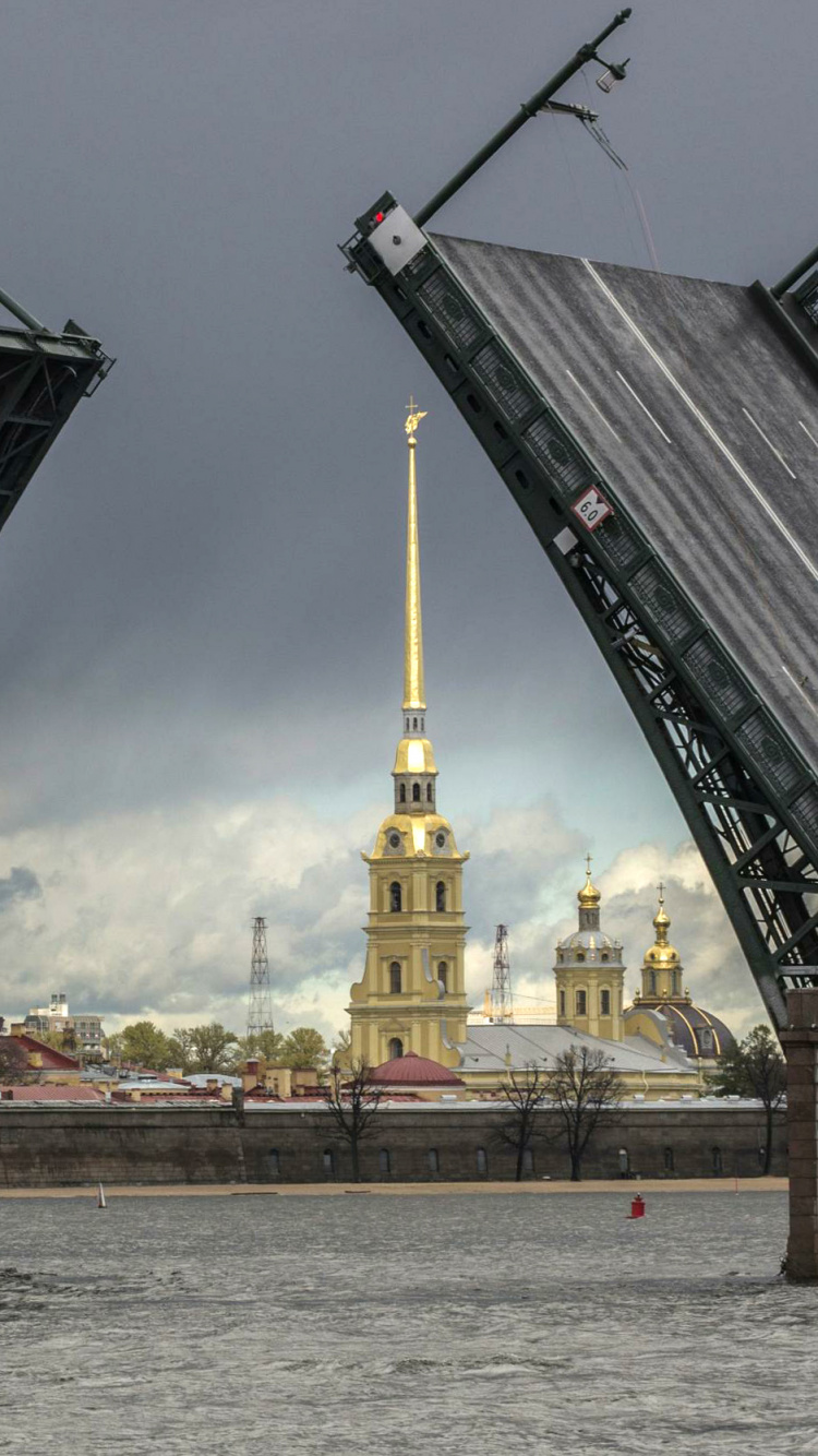 Pont en Métal Noir Au-dessus D'un Plan D'eau. Wallpaper in 750x1334 Resolution