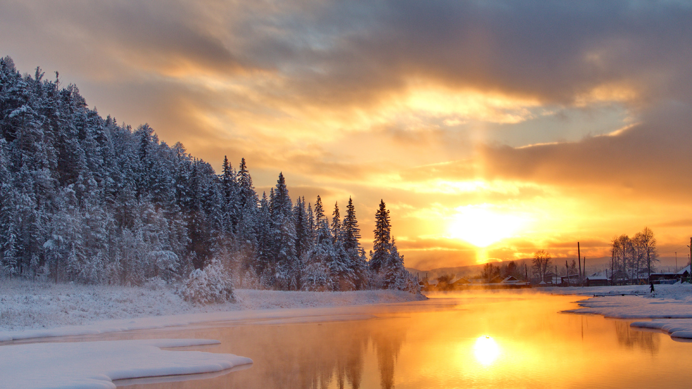 Arbres Couverts de Neige Près D'un Plan D'eau Pendant le Coucher du Soleil. Wallpaper in 1366x768 Resolution