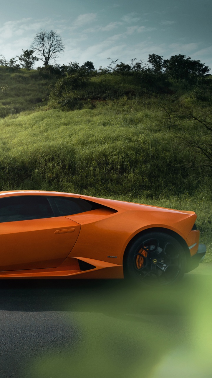 Orangefarbener Lamborghini Aventador am Fluss Tagsüber. Wallpaper in 720x1280 Resolution