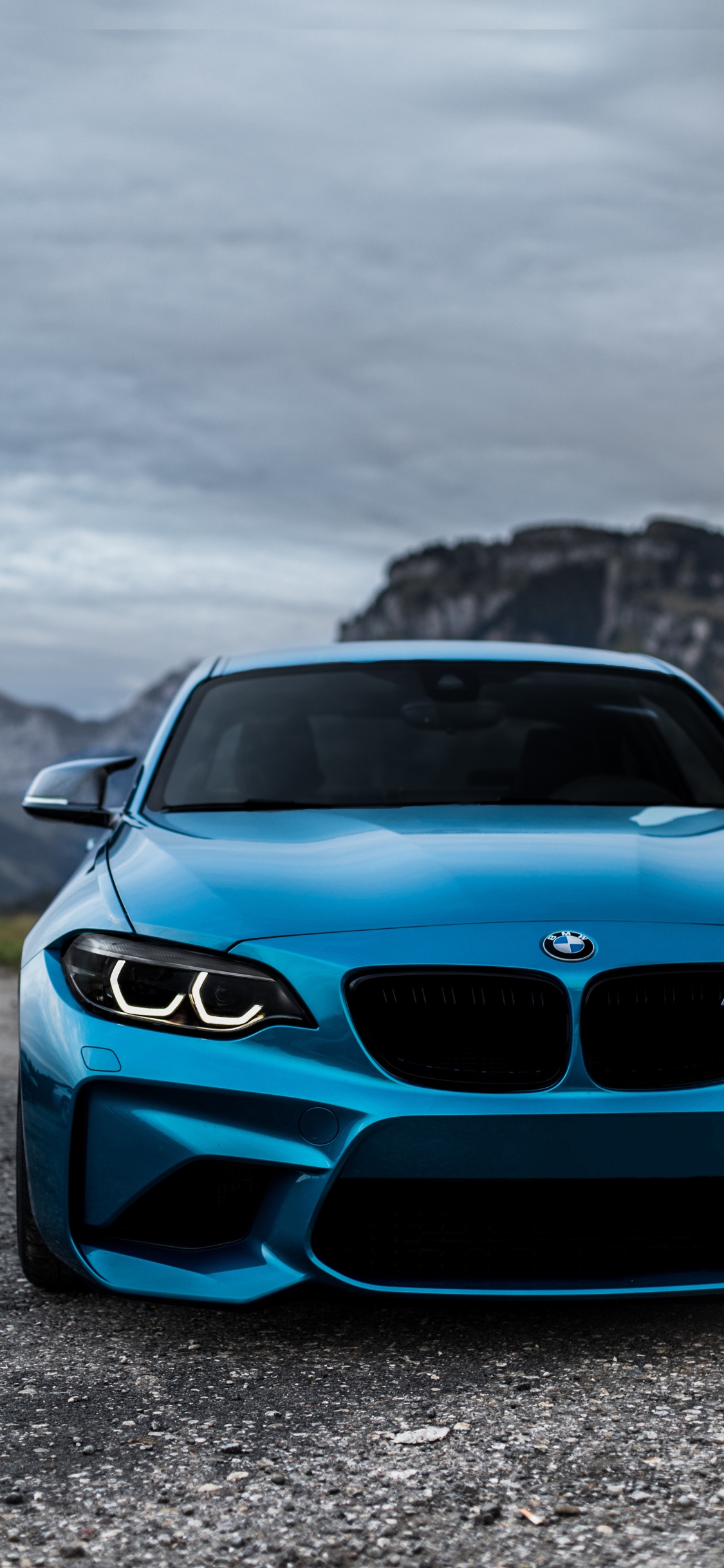 BMW m 3 Azul en la Carretera Durante el Día. Wallpaper in 1125x2436 Resolution